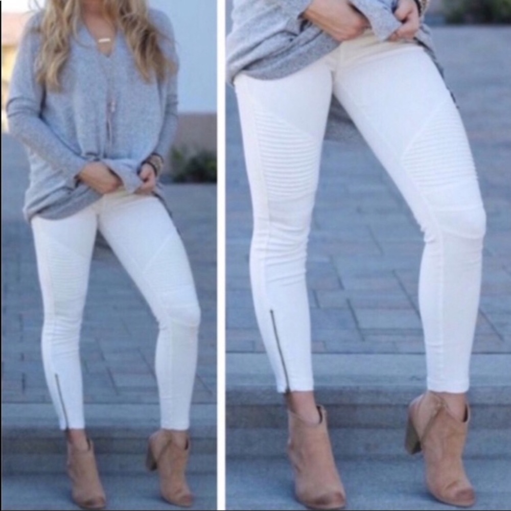 🎉LAST ONE 🎉 MUST HAVE!! White Motto Leggings